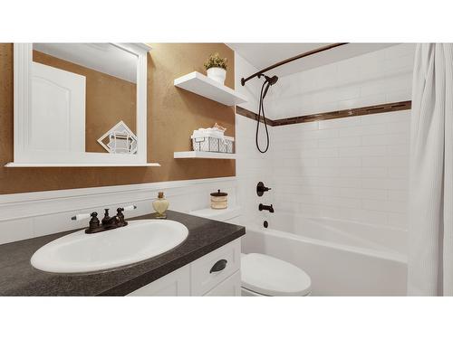 25 - 8040 Radium Golf Course Road, Radium Hot Springs, BC - Indoor Photo Showing Bathroom