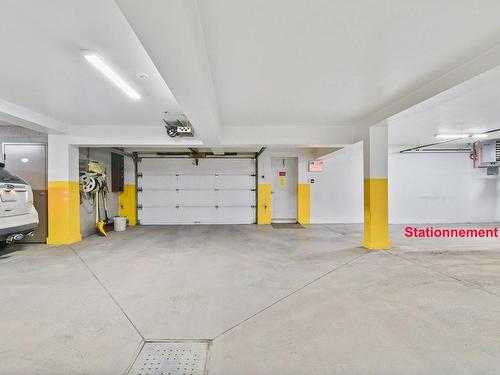 Garage - 303-400 Place Du Louvre, Mascouche, QC - Indoor Photo Showing Garage