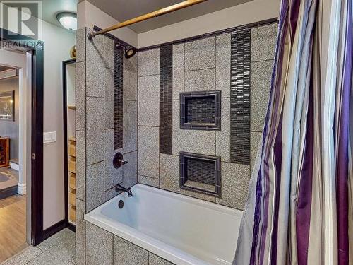 2060 Black Point Road, Powell River, BC - Indoor Photo Showing Bathroom