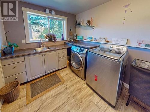2060 Black Point Road, Powell River, BC - Indoor Photo Showing Laundry Room