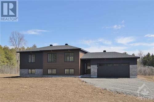 Customized Hi-Ranch on 3.2 treed acres. - 807 Pine Grove Road, Lanark Highlands, ON - Outdoor