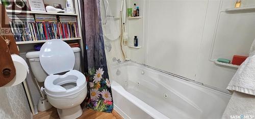 312 Brownlee Street, Herbert, SK - Indoor Photo Showing Bathroom