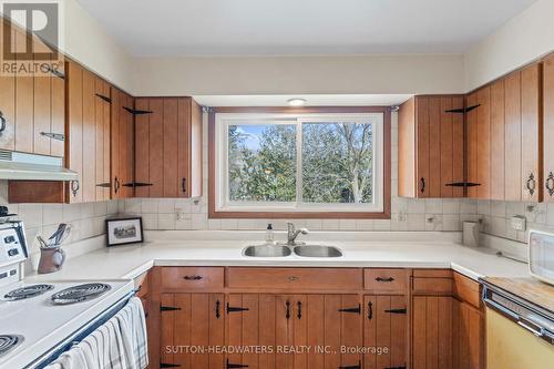 572 Main Street, Halton Hills, ON - Indoor Photo Showing Kitchen With Double Sink