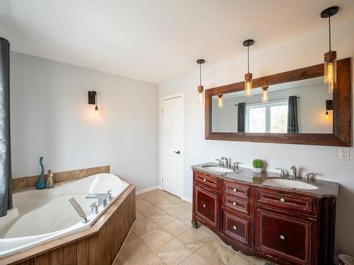 Salle de bains - 330 Rg Papineau, Saint-Paul-D'Abbotsford, QC - Indoor Photo Showing Bathroom