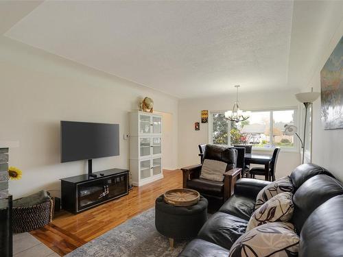 2119 Bakerview Pl, North Saanich, BC - Indoor Photo Showing Living Room