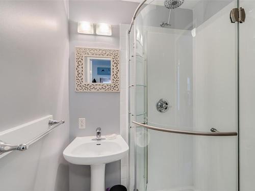 2119 Bakerview Pl, North Saanich, BC - Indoor Photo Showing Bathroom