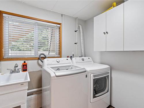 3374 Uplands Dr, Nanaimo, BC - Indoor Photo Showing Laundry Room