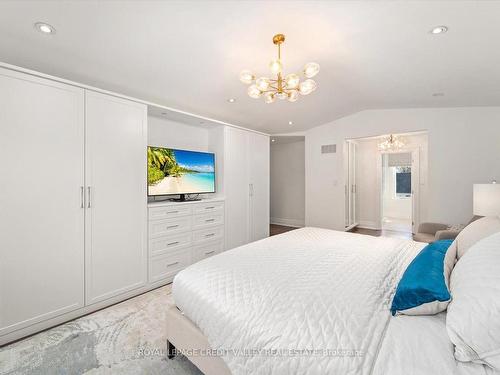 128 Laurel Ave, Toronto, ON - Indoor Photo Showing Bedroom