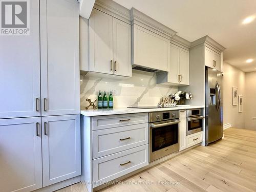 18 Plank Rd, East Gwillimbury, ON - Indoor Photo Showing Kitchen With Upgraded Kitchen