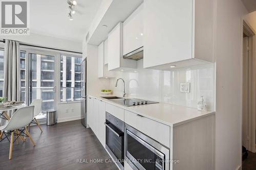 3609 - 99 Broadway Avenue, Toronto, ON - Indoor Photo Showing Kitchen With Upgraded Kitchen