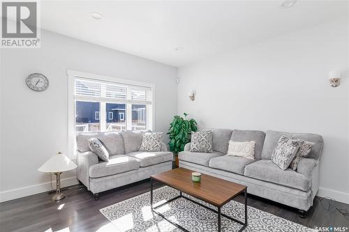 363 Childers Crescent, Saskatoon, SK - Indoor Photo Showing Living Room
