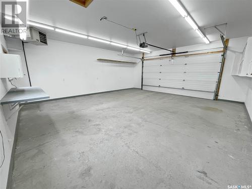 518 6Th Avenue Nw, Swift Current, SK - Indoor Photo Showing Garage