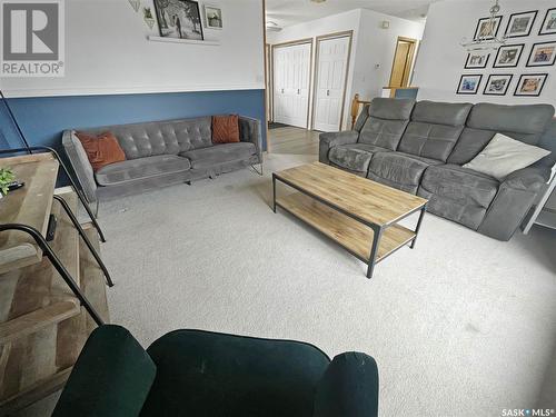 518 6Th Avenue Nw, Swift Current, SK - Indoor Photo Showing Living Room