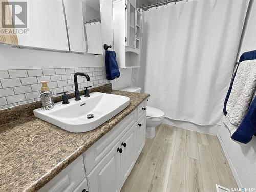 518 6Th Avenue Nw, Swift Current, SK - Indoor Photo Showing Bathroom