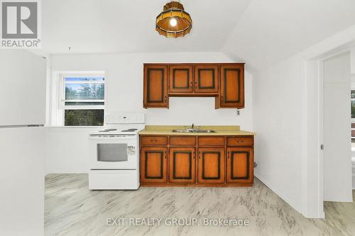 5438 Front St, Hamilton Township, ON - Indoor Photo Showing Kitchen With Double Sink