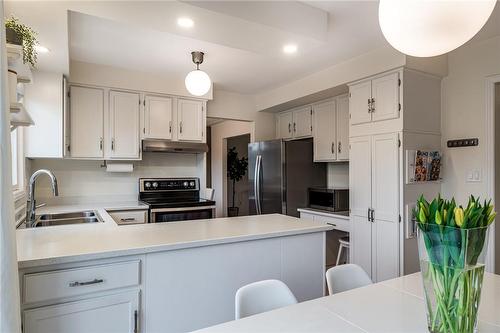 25 Highland Park Drive, Dundas, ON - Indoor Photo Showing Kitchen With Double Sink
