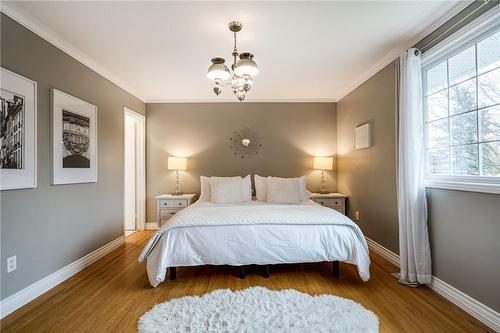25 Highland Park Drive, Dundas, ON - Indoor Photo Showing Bedroom