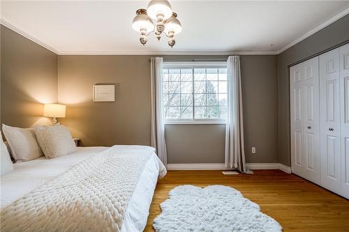 25 Highland Park Drive, Dundas, ON - Indoor Photo Showing Bedroom
