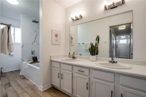 25 Highland Park Drive, Dundas, ON - Indoor Photo Showing Bathroom