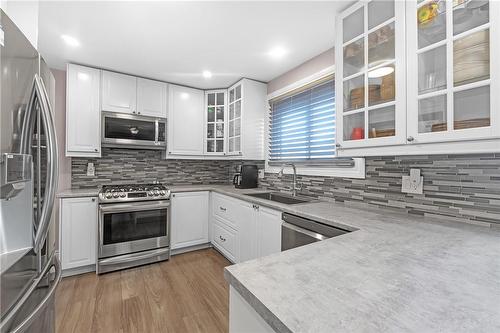 18 Rose Crescent, Stoney Creek, ON - Indoor Photo Showing Kitchen With Upgraded Kitchen