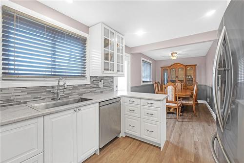 18 Rose Crescent, Stoney Creek, ON - Indoor Photo Showing Kitchen With Upgraded Kitchen