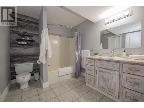 14 Saddleback Road, Lumby, BC - Indoor Photo Showing Bathroom