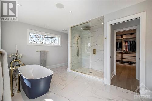 Transom windows allow for privacy and maximum light. - 434 Kenwood Avenue, Ottawa, ON - Indoor Photo Showing Bathroom