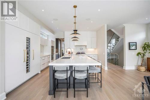 Transom window allows for natural light and privacy. Hanstone "Chantilly" quartz counter tops and back splash throughout kitchen and walk-through butler's pantry. - 434 Kenwood Avenue, Ottawa, ON - Indoor
