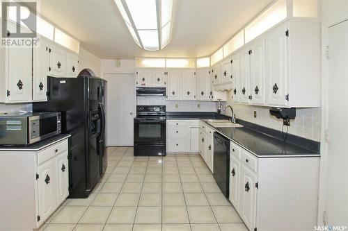 1941 Hillcrest Place, Swift Current, SK - Indoor Photo Showing Kitchen