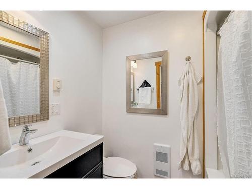 3816 Trailhead Dr, Sooke, BC - Indoor Photo Showing Bathroom