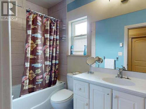 6929 Retaskit Crt, Powell River, BC - Indoor Photo Showing Bathroom