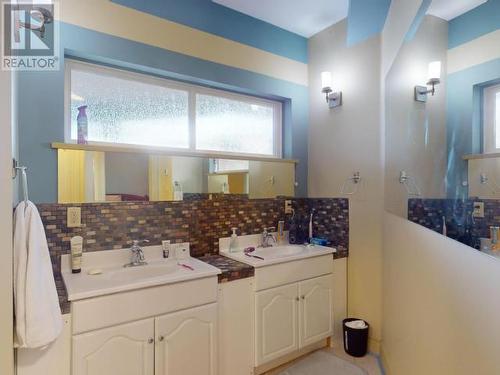 6929 Retaskit Crt, Powell River, BC - Indoor Photo Showing Bathroom