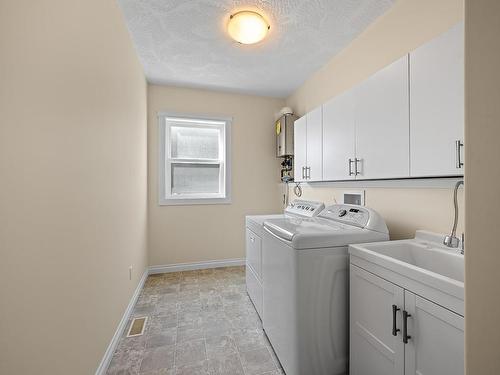 1317 Ocean View Ave, Comox, BC - Indoor Photo Showing Laundry Room