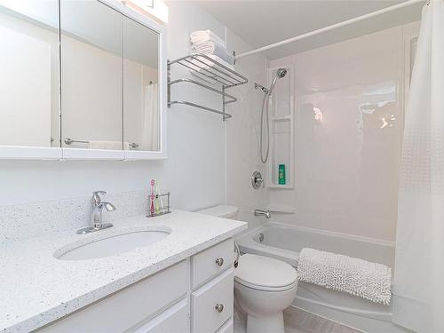 203-1537 Morrison St, Victoria, BC - Indoor Photo Showing Bathroom