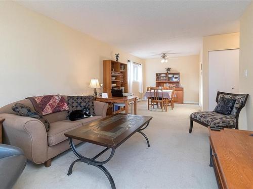 203-1537 Morrison St, Victoria, BC - Indoor Photo Showing Living Room