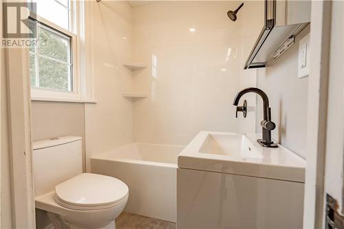 201 Hoople Avenue, Cornwall, ON - Indoor Photo Showing Bathroom