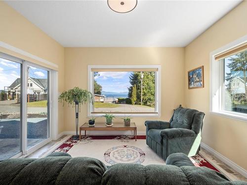 1451 Seaway Dr, Parksville, BC - Indoor Photo Showing Living Room