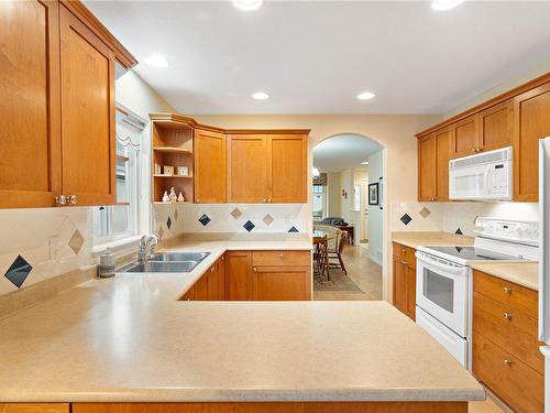 94 Bridgewater Lane, Parksville, BC - Indoor Photo Showing Kitchen With Double Sink