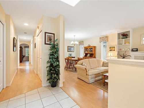 94 Bridgewater Lane, Parksville, BC - Indoor Photo Showing Living Room
