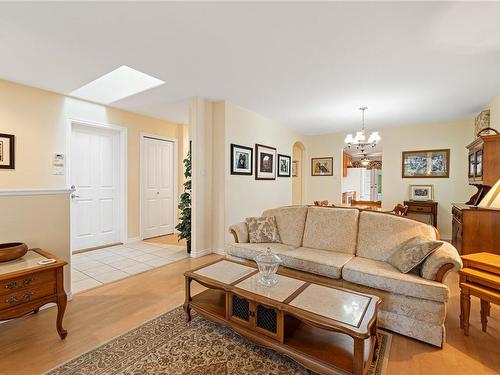 94 Bridgewater Lane, Parksville, BC - Indoor Photo Showing Living Room
