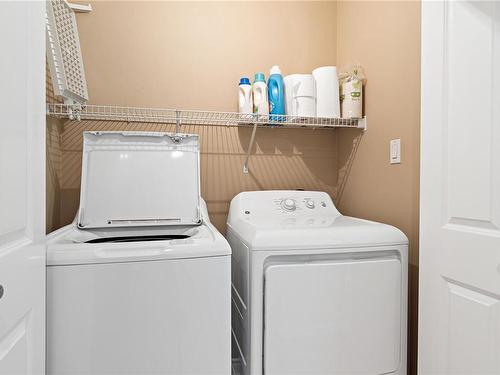 94 Bridgewater Lane, Parksville, BC - Indoor Photo Showing Laundry Room