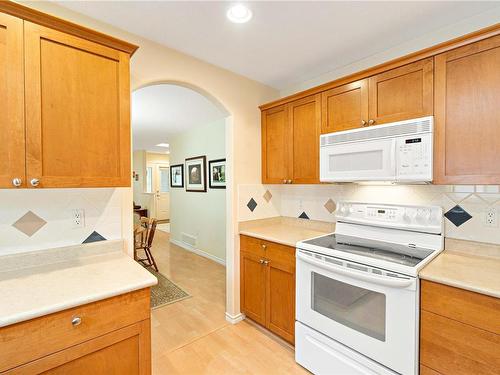 94 Bridgewater Lane, Parksville, BC - Indoor Photo Showing Kitchen