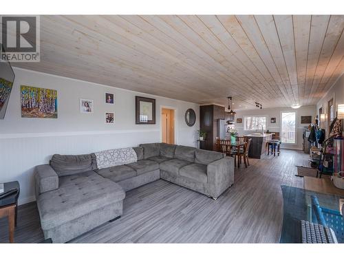 3909 Gartrell Road, Summerland, BC - Indoor Photo Showing Living Room