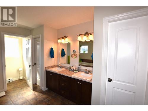 672 Cougar Street, Vernon, BC - Indoor Photo Showing Bathroom