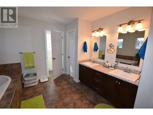 672 Cougar Street, Vernon, BC - Indoor Photo Showing Bathroom