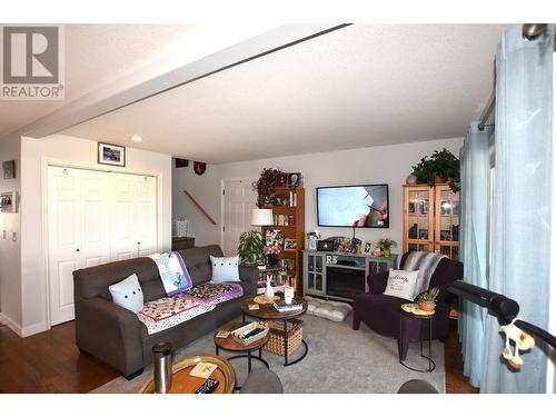 672 Cougar Street, Vernon, BC - Indoor Photo Showing Living Room
