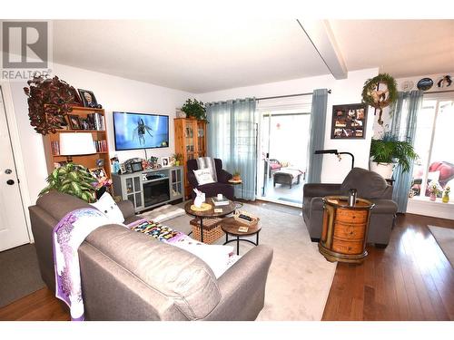 672 Cougar Street, Vernon, BC - Indoor Photo Showing Living Room