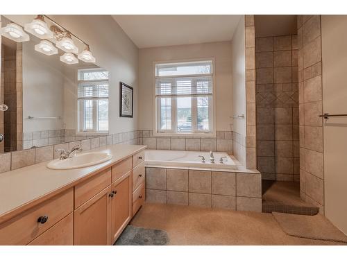 5214 Riverside Drive, Fairmont Hot Springs, BC - Indoor Photo Showing Bathroom