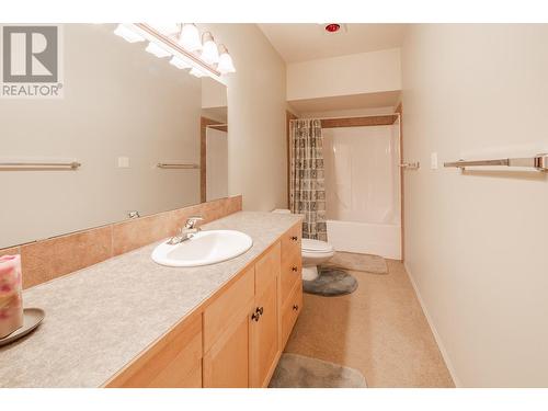 5214 Riverside Drive, Fairmont Hot Springs, BC - Indoor Photo Showing Bathroom