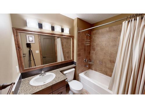 2101 - 7495 Columbia Avenue, Radium Hot Springs, BC - Indoor Photo Showing Bathroom